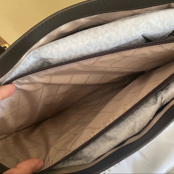 Last one✨Michael Kors large voyager shoulder tote bag - Picture 7 of 16